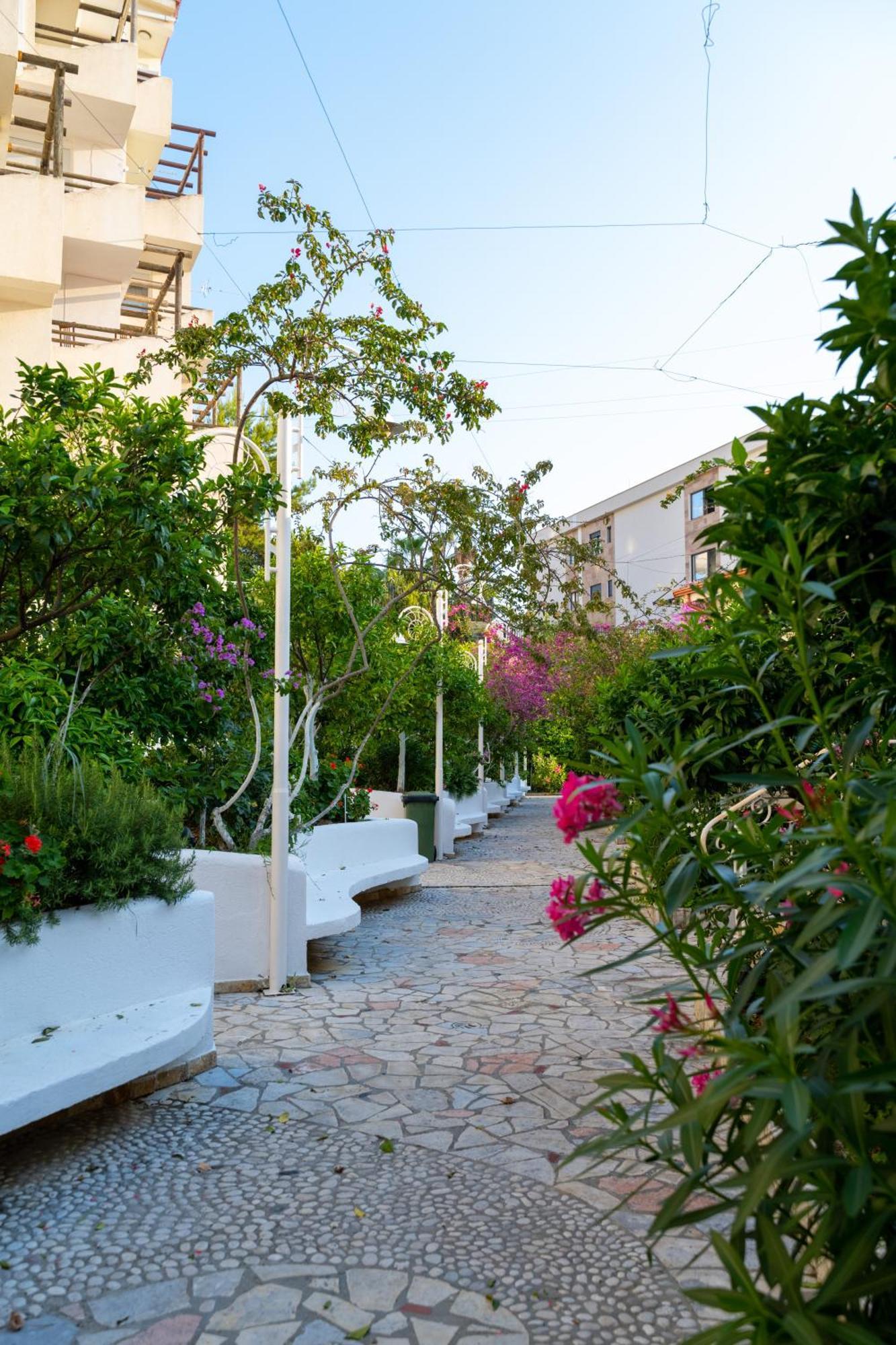 Bougainville Bay Apartments Sarandë Exteriör bild